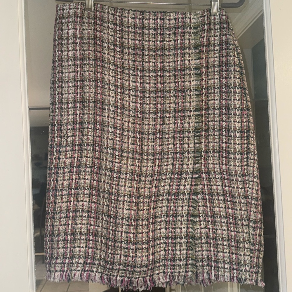 Ann Taylor tweed skirt. Pencil style, 21”.  Pink multi, clean & smoke free home.
